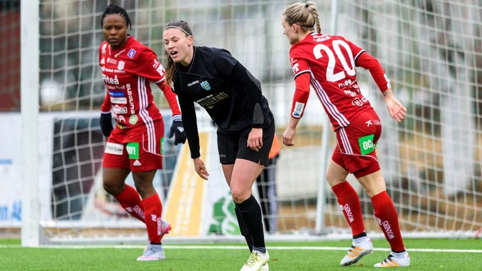 Pauline Hammarlund gjorde comebacj när Göteborg föll mot Hammarby, 1–2. På bilden ses hon i mitten mellan "piffarna" Faith Ikidi och Emelie Lövgren.