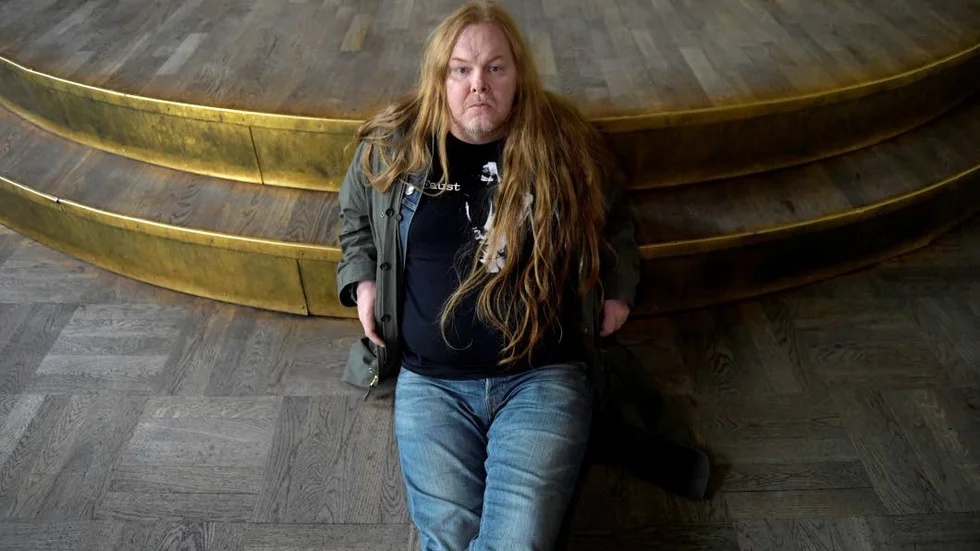Mattias Alkberg är högaktuell med föreställningen "Alla är sämst" som spelas i Black Box, Acusticum på fredag kväll. Alkberg fyller 50 år i början av 2019. Under nästa år väntar flera skivutgivningar för den produktive Luleåbaserade poeten och artisten.