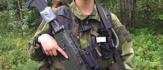 Bland kammo-kläder och gevär