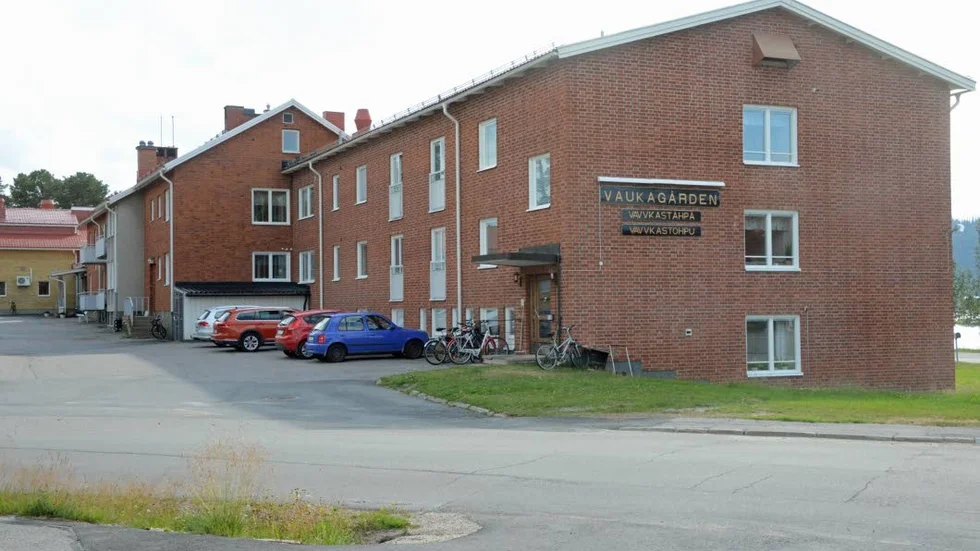 Det är olidligt varmt i kommunens äldreboende på Vaukagården. Det tycker både personal och boende. Britt-Mari Fahlgren vill ha markiser.