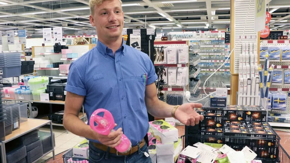 "Det här är det enda som finns kvar" säger Harry Pihl, butiksmedarbetare på Clas Ohlson i Gallerian i Piteå och visar upp en batteridriven fläkt med vattenspruta.