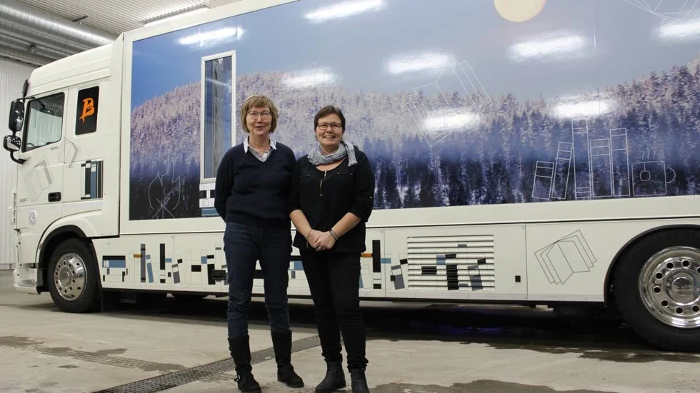 I februari invigdes den nya bokbussen. På onsdagskvällen gjorde bussen ett privatbesök i Svensbyn hos Agneta Andersson som vunnit en tävling i samband med invigningen. På bilden, som togs i samband med att bussen anlände till Piteå i december ifjol, syns bibliotekarierna och chaufförerna Britt Bergström och Åsas Nordström. (Arkivbild)