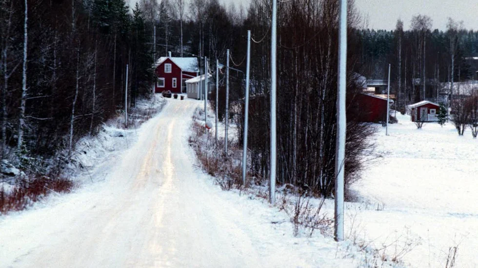 Boende på landsbygden riskerar att bli helt isolerade framöver om de nya direktiven för snöröjning går igenom. Plogbilar med plogen uppfälld kan passera och dessutom få köra flera mil i onödan, för att sedan - långt senare, återvända och ploga de enskilda vägarna, byavägar som nyttjas av många, skriver Kenneth Nilshem.