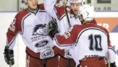 Hästen klättrar i allettan. I och med seger mot Nybro igår parkerar Norrköpingslaget på en playoff-plats. Inte undra på att Per Erik Karén, Håkan Nilsson och Kaj Karttunen - alla tre mycket bra igår - ser belåtna ut.
FOTO: JANNE FORSBY