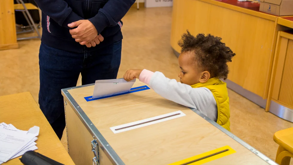 Lisa Wandelt, 2,5 år gammal, hjälper till med röstningen i sitt första val. 