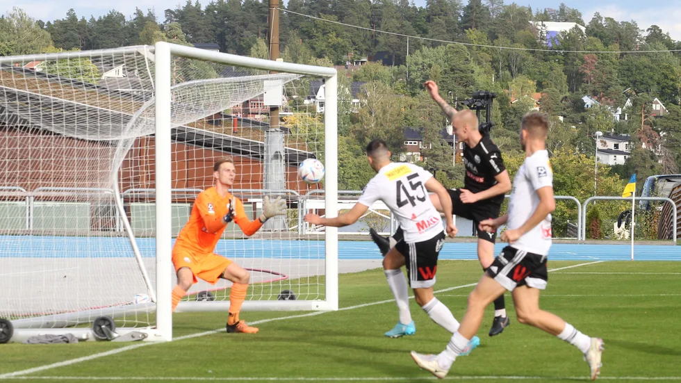 Motala AIF:s Alexandar Mutic har chansen, men får inte kraft i sitt avslut och Sollentunas målvakt Simon Andersson kan rädda. Maif stod upp bra och börjar växa i division 1-kostymen.