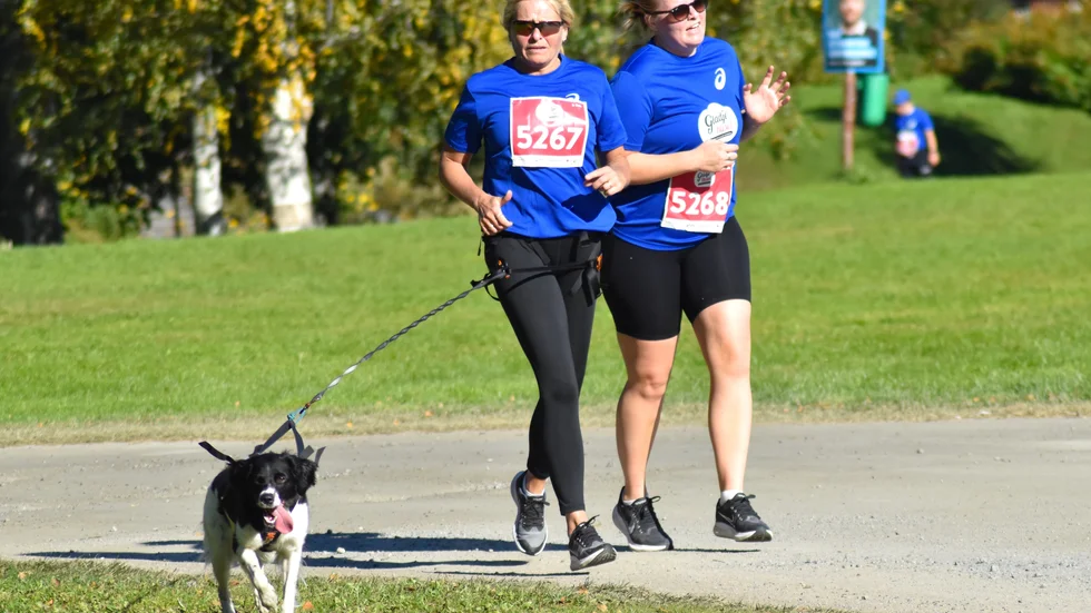 Helena Åhman, Maja Östlund och hunden Bea hade en trevlig motionstur när Glädjeruset arrangerades i Skellefteå.