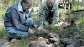 Jan-Eric Karlström och Ingvar Andersson genomsöker slagghögen vid Storgruvan efter mineraler.	
FOTO: TITTI OLOVSSON