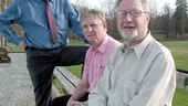Allan Isacsson (stående) från Lotorps IF lämnade kassörssysslan i Finspångsalliansen efter 28 år. Bengt Petersson, FAIK, (närmast) efterträdde Lars Johansson (i mitten) som ordförande.
FOTO: TITTI OLOVSSON
