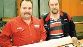 Bengt Gustafsson och Sören Andersson har belönats för att ha kommit på ett nytt material till haspelbeläggen. Här visar de ett nyrenoverat haspelbelägg.                                  FOTO: ARNE HULTQVIST