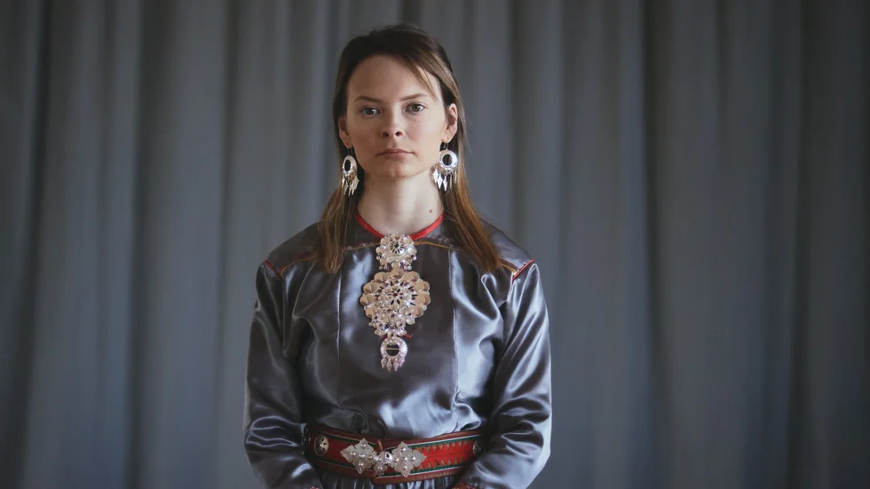 Ida Labba Persson vittnar i Liselott Wajstedts film "Tystnaden i Sápmi" om hur sexuella övergrepp tystas ned bland svenska samer.