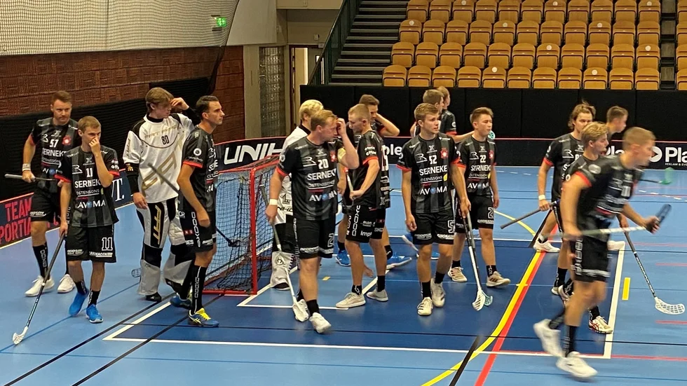 Solfjäderstaden har en hel del nya ansikten i årets division 1-säsong som startar på söndag. Det är sällan klubbens herrlag, här redo för genrep, har varit så nederlagstippat som nu. Kanske det enda som talar för laget, att ingen utomstående tror på det.