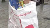  Förutom julklappssäcken hoppas vi att många familjer även köper en sån här återvinningssäck i år, där man ska samla allt julklappspapper och alla kartonger efter julklappsöppningen, säger Håkan Fridén i Åby IF.
FOTO: JANNE FORSBY