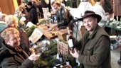 I förgrunden provsmakar Anja Månsson viltglögg som Claes Stein bjuder på. Det är julmarknad i Värmekyrkan.
FOTO: ANITA KJELLBERG