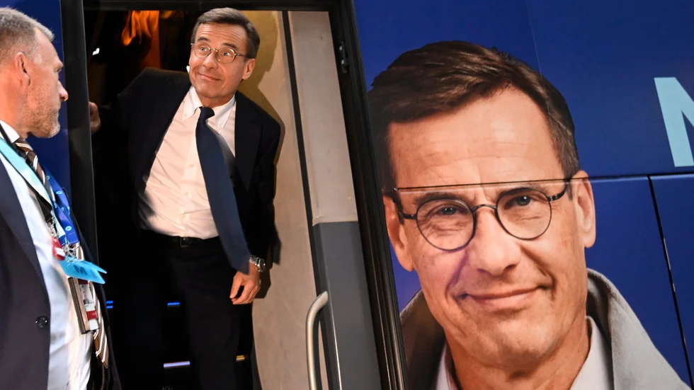 Läget ser gynnsamt ut för Moderaternas partiledare Ulf Kristersson inför det att de sista valdistrikten ska räknas.
