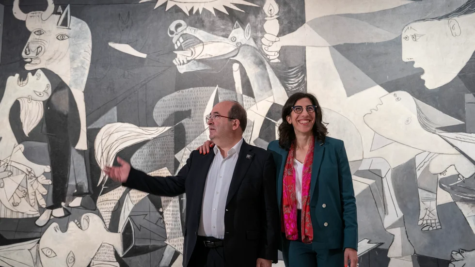 Franska kulturministern Rima Abdul-Malakin, till höger, poserar framför Picassos "Guernica" tillsammans med den spanske kultruministern Miquel Iceta vid en pressträff om "Celebración Picasso".
