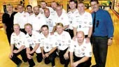 Örnen siktar på topp fyra i södra elitserien. Övre raden från vänster: Ingemar Eriksson (coach), Tobias Gustavsson, Thomas Earlingh, Bengt Nobelius, Johan Mälman, Peter Lindvall, Ronny Andersson, Lars Strandberg, Johnny Jönsson, Stefan Falkhäll och Åke Bjerselius (ordförande). Nedre raden från vänster: Christian Kratz, Thomas Holmberg, Fredrik Appelberg, Juha Illovara och Ivan Ljungholm.
FOTO: ANITA KJELLBERG