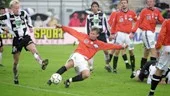 Niclas Fredriksson hade flera ypperliga tillfällen att gå loss ytterligare i skytteligan men skärpan var inte den bästa. 10-målet gjorde dock Niclas, men här lyckades VSK-försvaret bryta precis innan Niclas skulle sätta bollen i nät.
FOTO: ROBERT SVENSSON