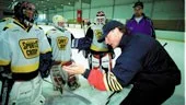 Ett bra bollsinne kännetecknar alltid en bra hockeymålvakt.                                                  FOTO: NICLAS SANDBERG
