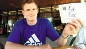 Landslagsmannen i handboll, Martin Boquist, fick en fin present av en av ungdomarna på campen - en autograf. Oliver Karlsson heter killen som bjöd RIK-spelaren på den överraskningen.
FOTO: NICLAS SANDBERG