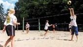 I Folkparken får ungdomar som är på Sports Camp prova på beachvolley vid sidan av sin huvudidrott.
FOTO: CAMILLA JOHANSSON