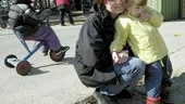Mamma Vladimira Andersson från Stavsjö agerar levande skidlift åt sin dotter Maria, 5,5 år, i Yxbacken. Detta eftersom dottern ville åka i knattebacken igår, men liften var inte igång än... 
FOTO: NICLAS SANDBERG