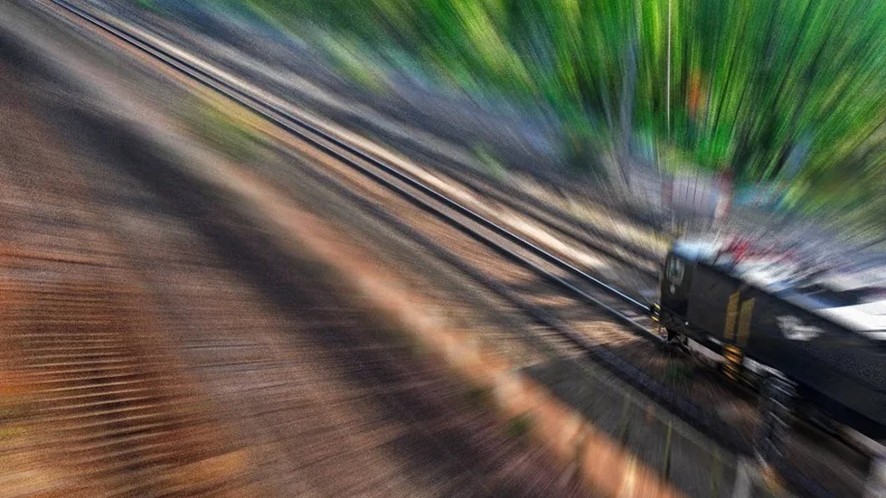 Enligt Trafikverket kostar problemen på landets järnvägar minst fem miljarder kronor per år. Detta som ett mått på vad inkompetensen i avregleringen av statliga SJ betytt för samhället och samhällsekonomin. Förmodligen är siffran dessutom tagen i underkant.