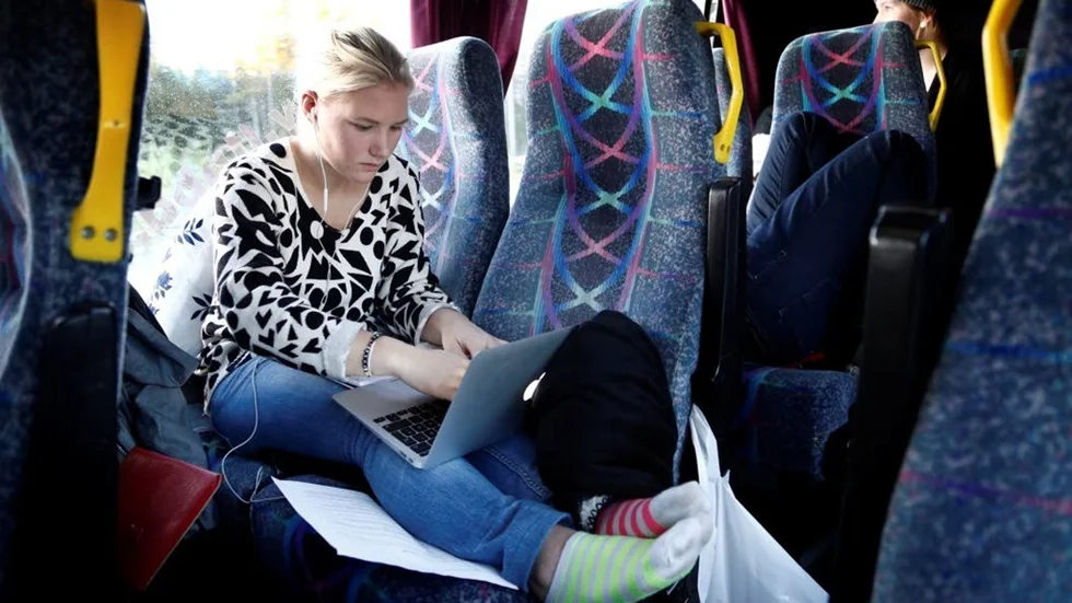 Sophie Johansson passar på att göra skolarbete.