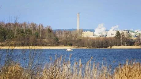 Utsikt från Händelö, i anslutning till hamnen där, mot Malmölandet med Braviken bolmande i bakgrunden. Där på andra sidan Strömmen tänks hamnens utbyggnad komma att ta sina fortsatta steg.