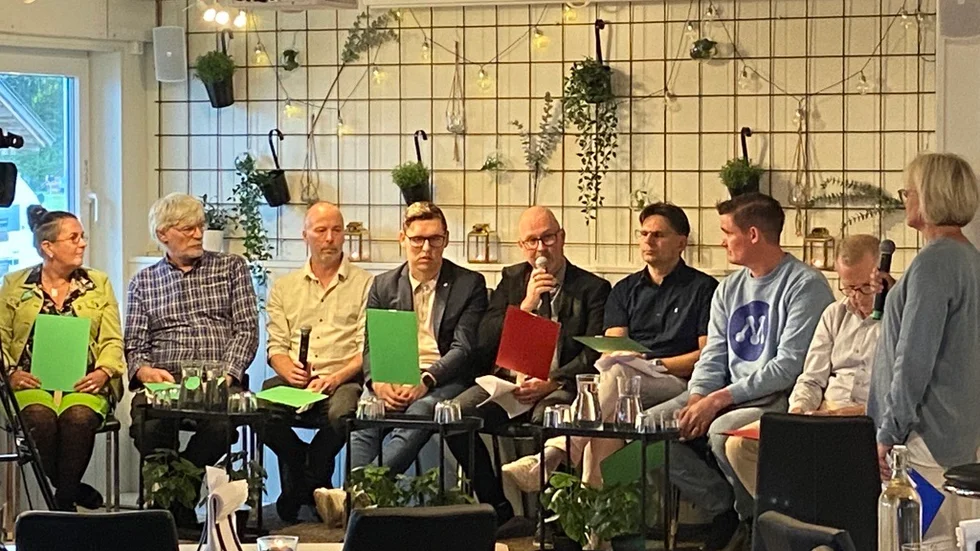 Debatten inleds med ja och nej frågor. Grönt för ja och rött för nej. Från vänster: Akko Karlsson (MP), Conny Gunnarsson (LPo), Lars Johansson (V), Daniel Nestor (S), Roger Sunesson (SD), Ola Gustafsson (KD), Niklas Gustafsson (M), Jacob Käll (C) och moderator Christina Thorstensson.