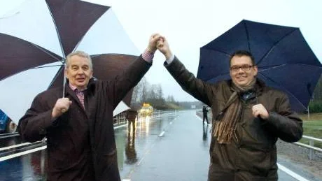 Norrköping och Finspång kommer närmare varandra. Här illustrerat med väginvigning med Stig Andersson och Mattias Ottosson, båda kommunalråd (s). På bilden nedan samma väg några månader tidigare: samma Stig tillsammans med Eva Andersson (s)-råd i Norrköping. Foto: Titti Olovsson (ovan) och Niclas Sandberg