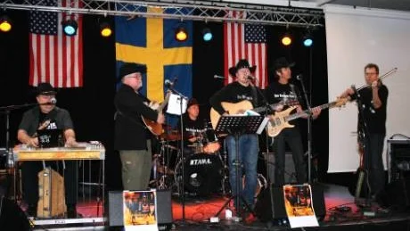 Countrybandet Don Redmon Band spelar på Björklidens festplats i morgon.