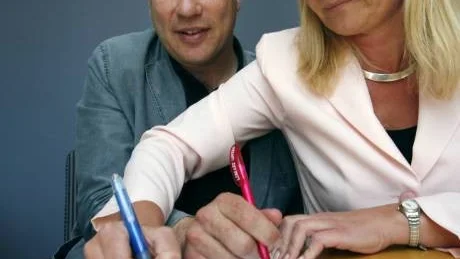 Magnus Berge och Eva Andersson, kommunstyrelsens ordförande i Söderköping respektive Norrköping, skrev under gårdagen under avtalet om ett fördjupat samarbete mellan kommunerna.