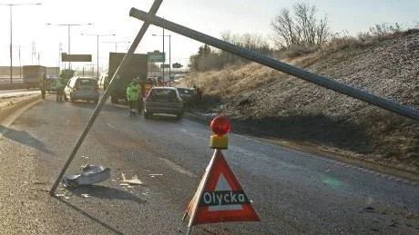 Två lyktstolpar blockerade påfarten i nästan en timme.