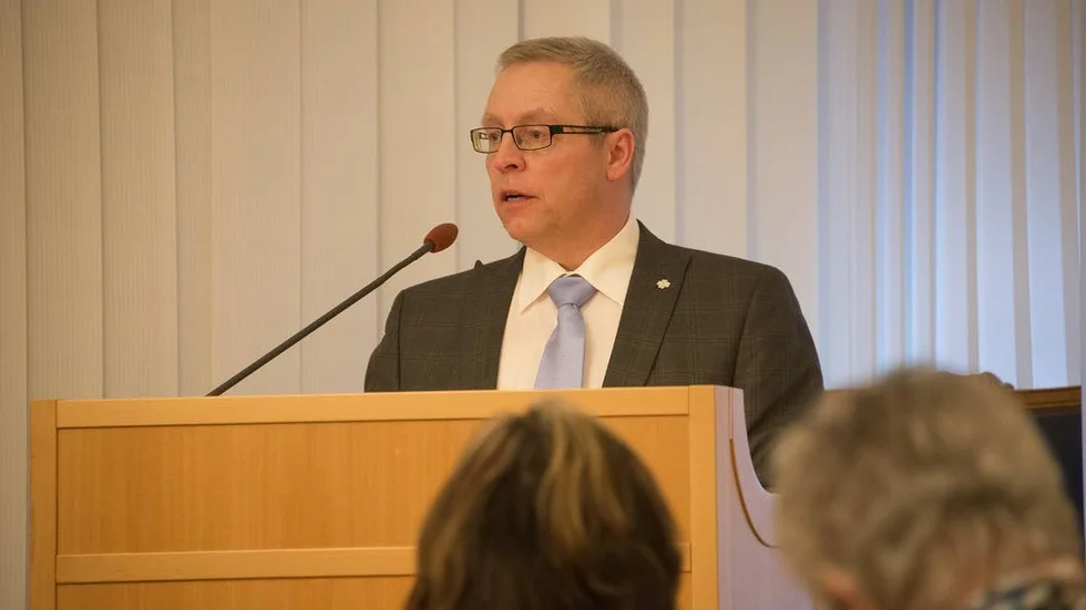 Leif Andersson (C) ifrågasatte om det gick rätt till när pengar till upprustning av gator istället kom att användas till att köpa in en hjullastare.