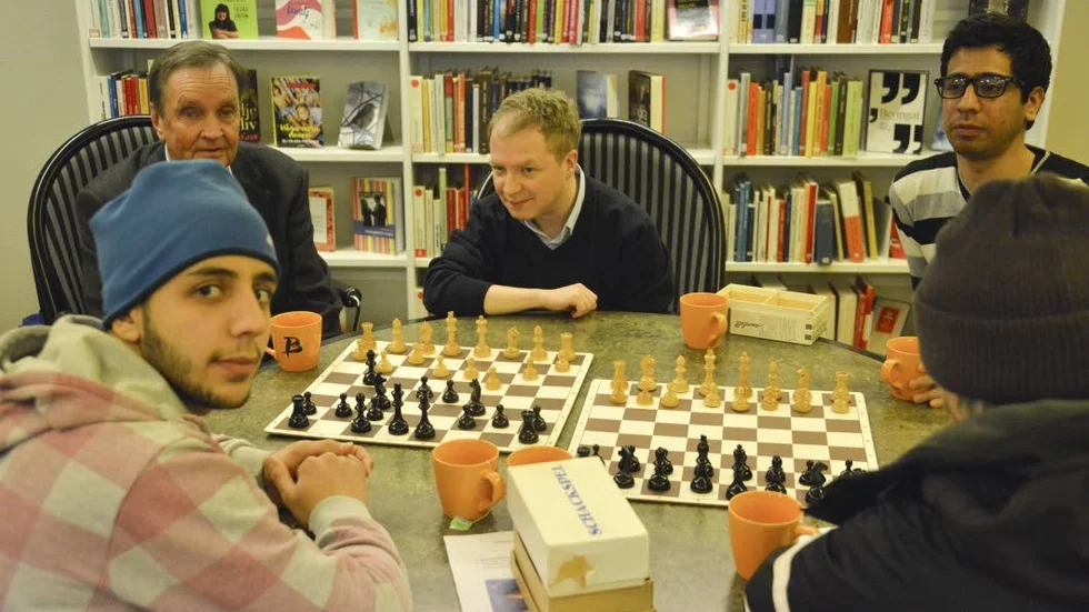 Spontanschack på biblioteket. Sedan några veckor tillbaka finns möjligheten att träffas och spela schack varje torsdag. På bild ses Hamza Eisa, Gunnar Lundström, Mikael Jerdel, Mohammed Yousef och Tobias Pettersson.