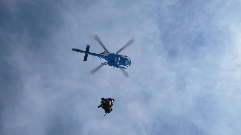Ambulanshelikopter är på väg mot skoterolyckan i Vuoggatjålme.