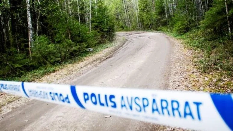 Polisen gör på onsdagen nya sök i området kring den ödebyggnad där kroppsdelar hittades på måndagskvällen.