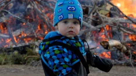 Spännande med eld, det tyckte i alla fall Loke Lundstrm som tagit med sig mamma och pappa till Kraja fr lite Valborgsmssoaftonsfirande.
