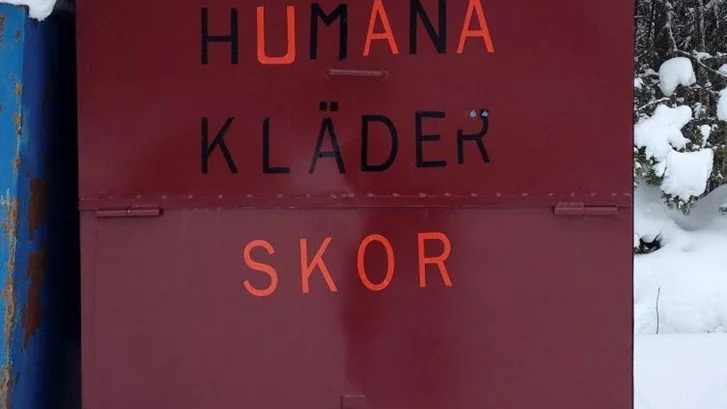 Vems är klädinsamlingscontainern på parkeringsplatsen vid Sandbackaskolan?