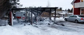 Garage förstört i brand