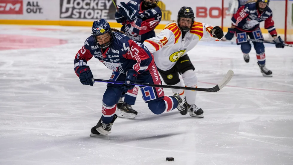 Emma Pfeffer i aktion mot Brynäs.