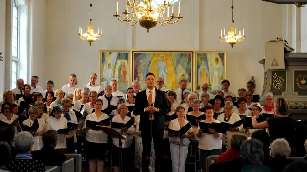 Daniel Engman, bygdens egne son, framförde en storslagen konsert tillsammans med församlingens körer i Älvsby kyrka under nationaldagen.