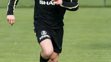 Daniel Hallingström var ytterst nära att näta i första derbyt på Kopparvallen. Försvararen har redan gjort sex mål och                      är klubbens bästa målskytt. Foto: Robert Svensson