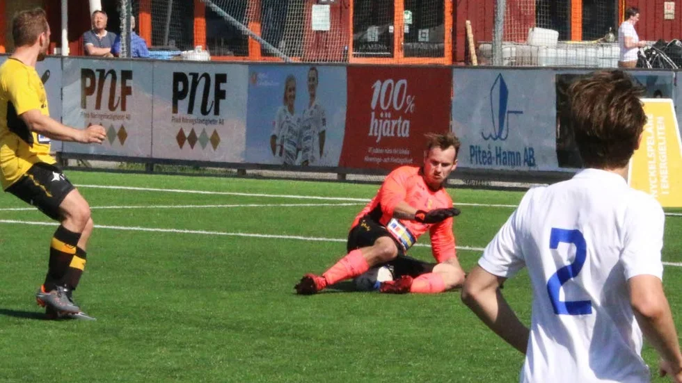 Dmitri Sandström gjorde flera bra räddningar för ISK, men laget rådde inte på Holmsund. (Arkivbild)