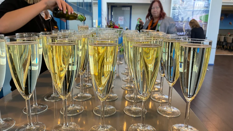 Winston Churchill sägs ha myntat uttrycket "Champagne ska vara kall, torr och gratis". Det är bara att instämma, men gratis är det sällan så det är mer undantag än regel att denna ädla dryck servereras. (Genrebild)