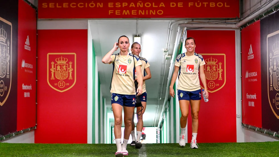 Kosovare Asllani, Sofia Jakobsson och Linda Sembrant i spelartunneln i fredagens matcharena Estadio Nuevo El Arcángel i Córdoba.