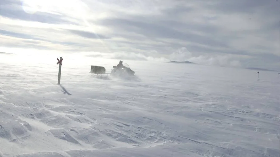 Naturbevakaren var ute på uppdrag i Arjeplog när han föll av sin skoter och fastnade med näbben i fotsteget. (Arkivbild).