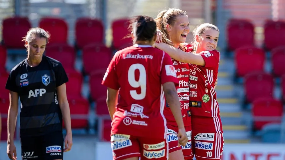 Nina Jakobsson, i mitten, gjorde ett av Piteås 15 (!) mål mot Kiruna. "Värst" var Andrea Norheim, till höger, med fyra fullträffar. Madelen Janogy (9) gjorde tre mål.