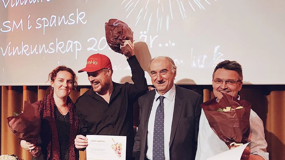 Det vinnande laget. Från vänster: Sara Wetterling (Winestories), Peter Ericsson (Words & Wines), D. Gabriel Busquets Aparicio, Spaniens ambassadör i Sverige som delade ut priset samt Erik Grödahl (Terrific Wines) och ordförande i  Munskänkarna Piteåsektionen.